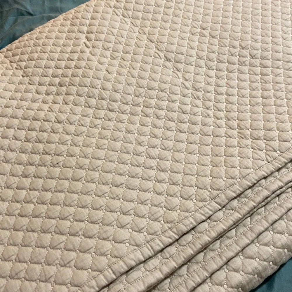 Like new Charter Club Quilt damask full/queen quilt coverlet